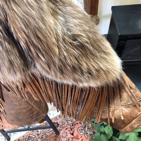 Stroller jkt with coyote fur on top half & leather on bottom half also fringe. - Picture 3 of 11